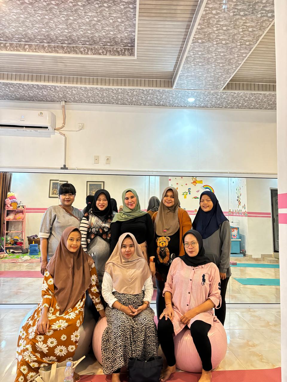 FOTO BERSAMA IBU HAMIL (Kegiatan Class Yoga)